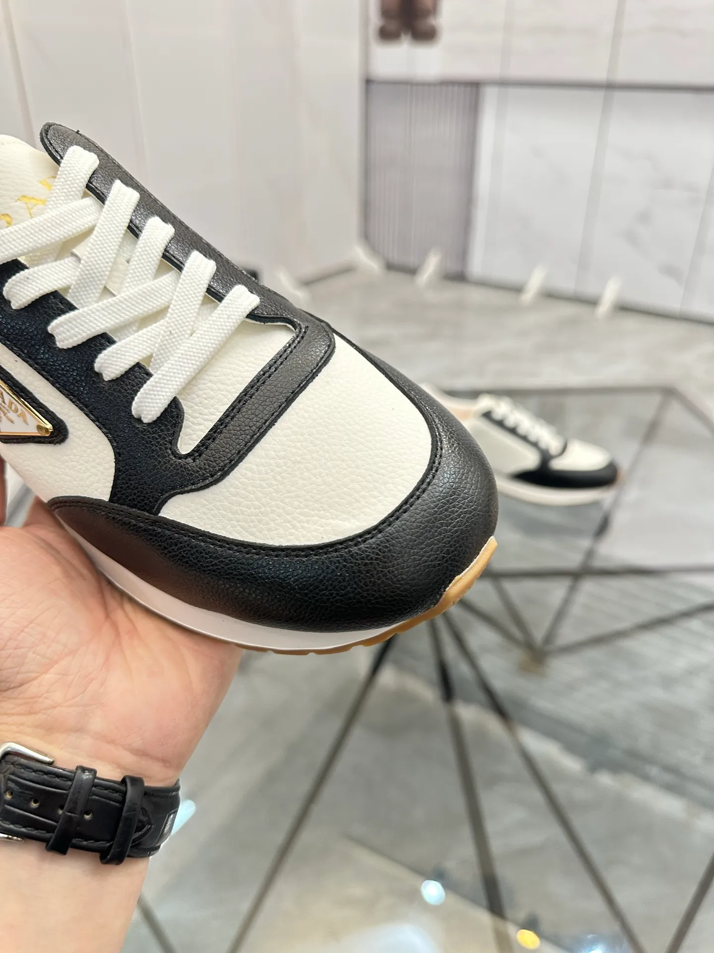 Men's shoes: 💰P420¥ Product trademark: Prada *"Prada*" low-top casual shoes Regular size: 38-44 (can be customized to 45) Product materials: imported cowhide upper, sheepskin lining, original outsole. Number: 020